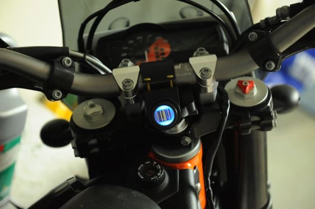 HIGH NOTE PERFORMANCE Oxford Weatherproof Dual Port USB Charger (5V 2Amph) 4 HIGH NOTE PERFORMANCE Oxford Weatherproof Dual Port USB Charger (5V 2Amph)